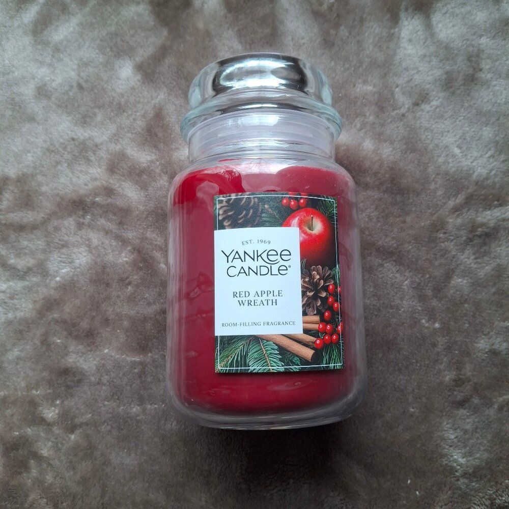 Yankee Candle - Red Apple Wreath 22oz - Winter / Fall Seasonal Scent, New